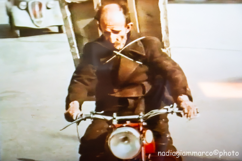 Antonio Ligabue con la sua Moto Guzzi e la tela sulle spalle, immagine tratta da un video visibile nell'esposizione di Palazzo Bentivoglio a Gualtieri RE