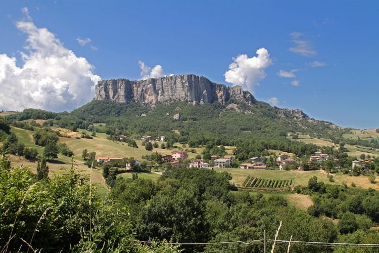 Pietra di Bismantova vista dalla parte di Casale