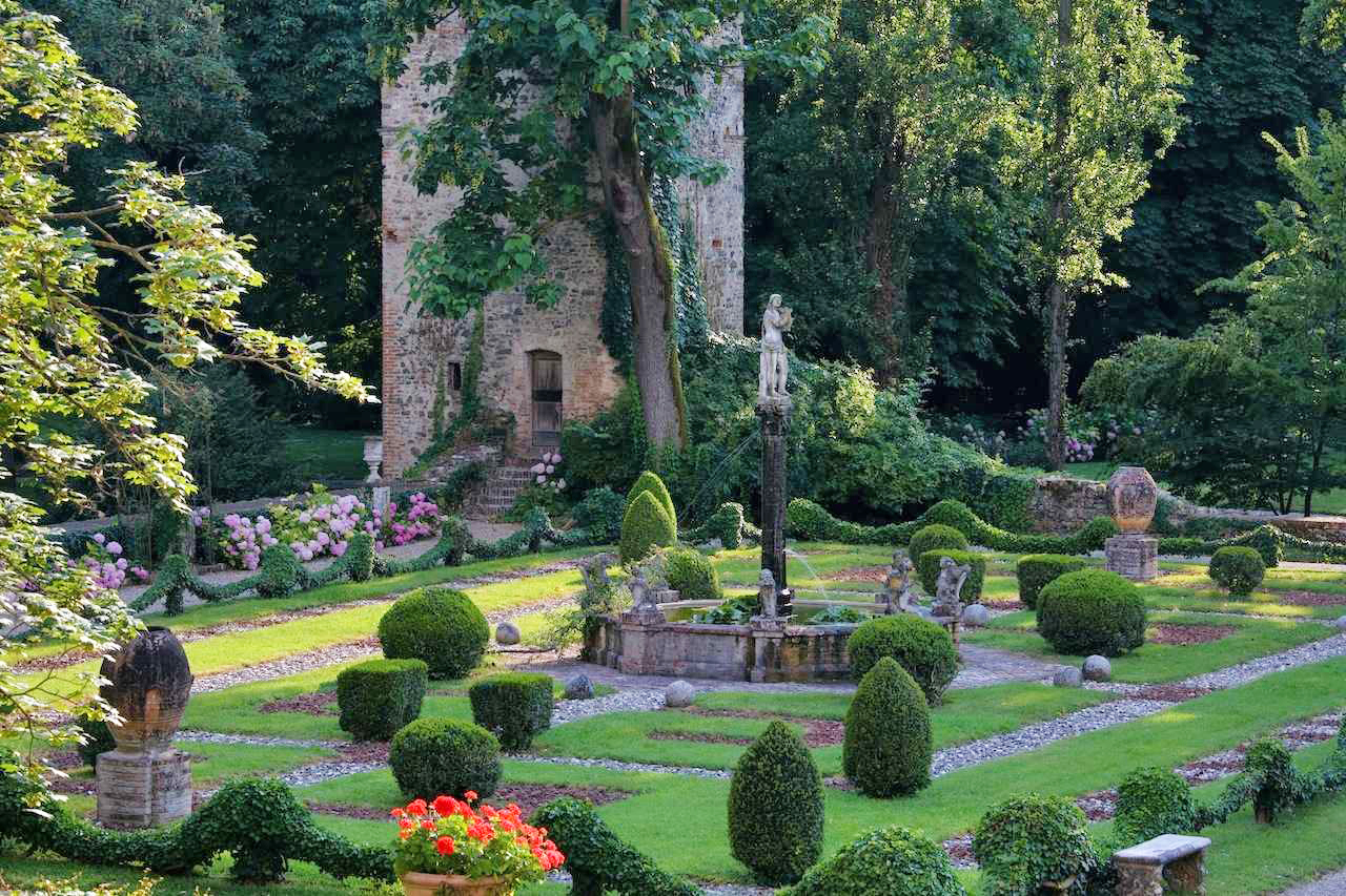 Castello di Grazzano Visconti | Foto di Dario Fusaro da Archivio Fotografico Grandi Giardini Italiani
