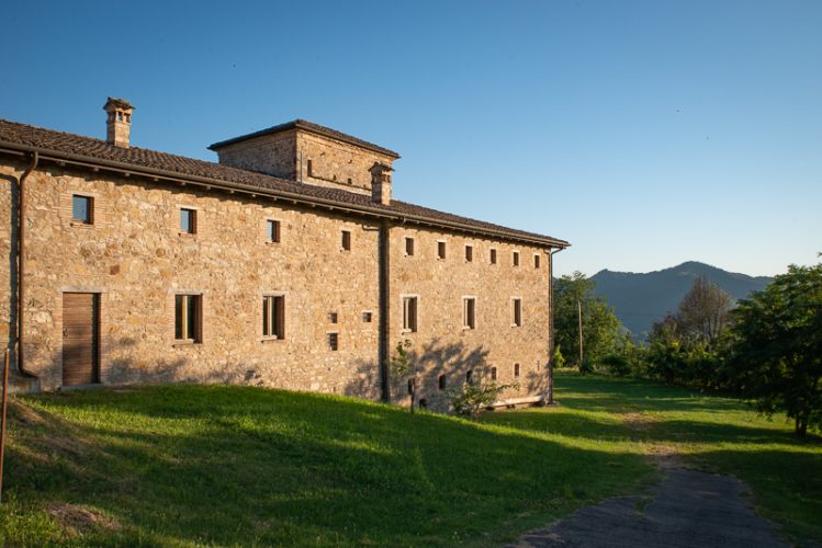 in moto tra case a torre e borghi rurali