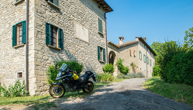 in moto tra case a torre e borghi rurali