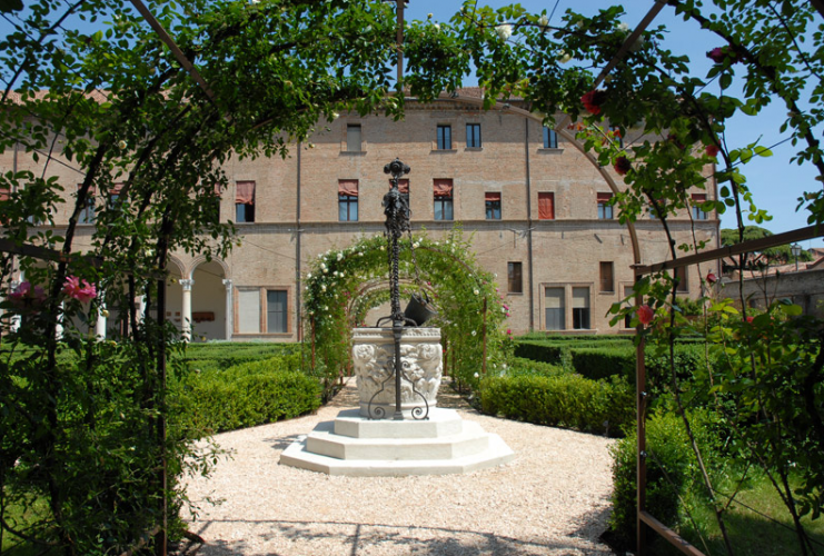 Occhio digitale InEmiliaRomagna 3 passeggiate fotografiche per wiki loves monuments Ferrara, Palazzo Costabili detto di Ludovico il Moro, giardino rinascimentale ph. www.archeoferrara.beniculturali.it