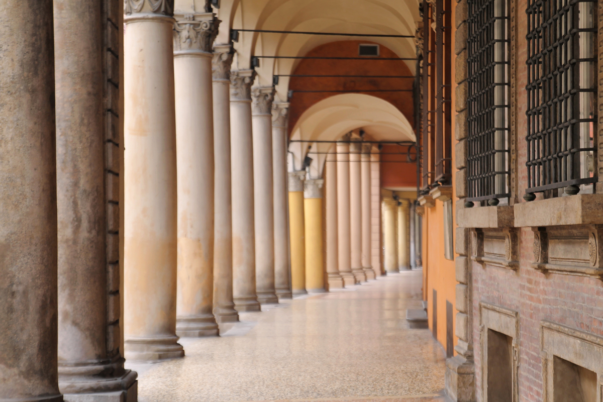 Il portico di Santo Stefano, Bologna