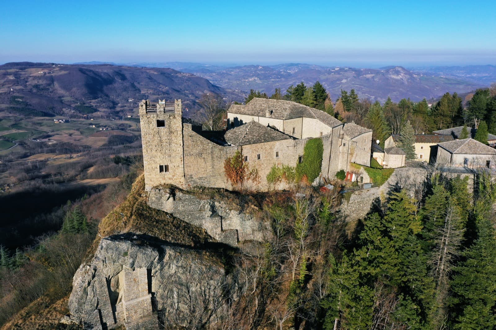 Sestola: il castello sotto la montagna