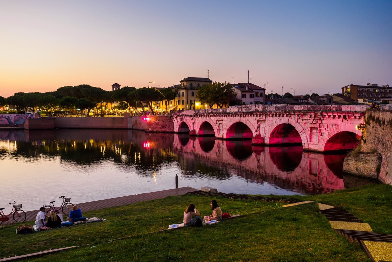 Rimini, NotteRosa2020, Ponte di Tiberio Ph. VisitRomagna