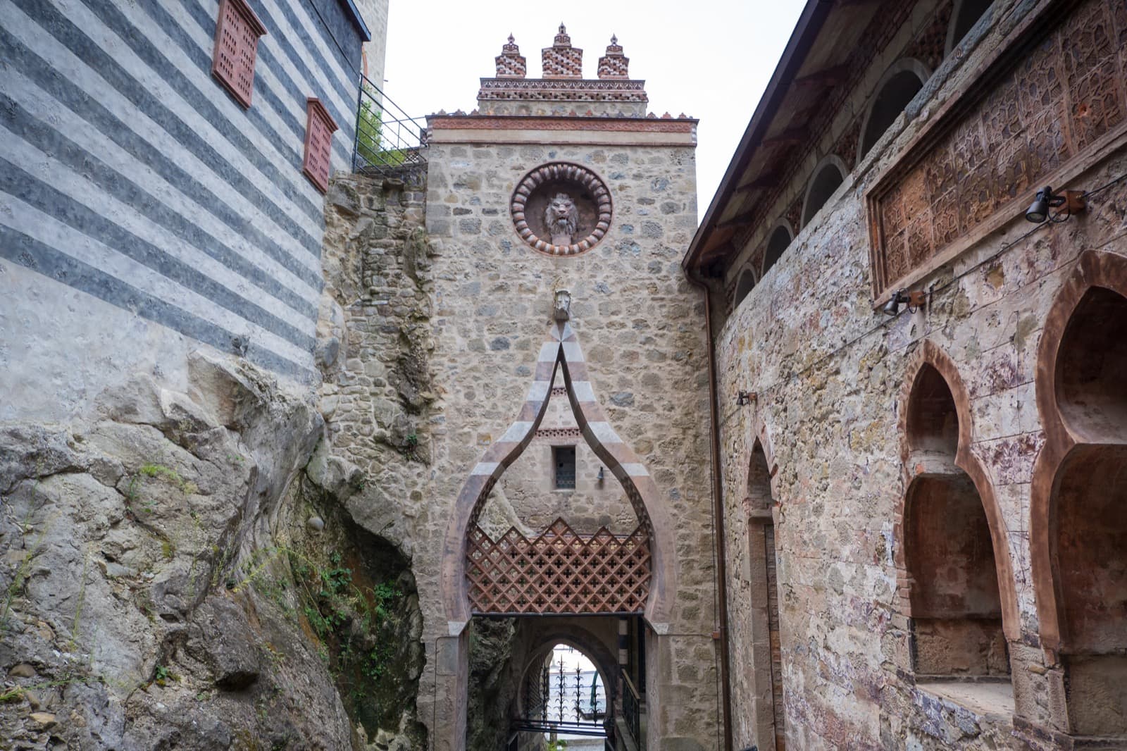 Rocchetta Mattei, ingresso Ph. pio3 via shutterstock solo uso editoriale