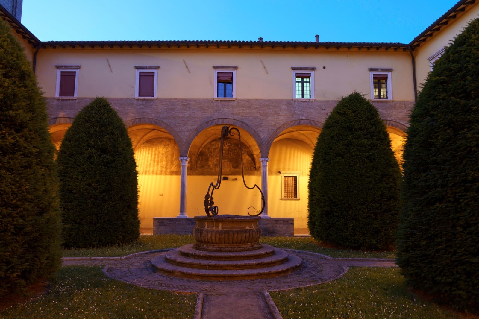 Forlì, Basilica di San Mercuriale, Chiostro esterno Ph. Claudio Giovanni Colombo via shutterstock