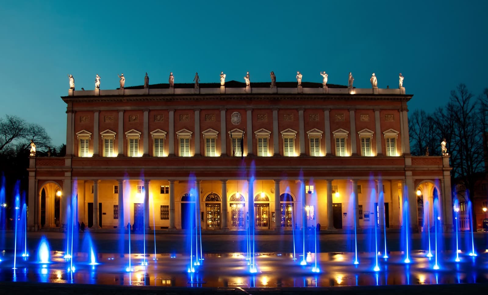 Reggio Emilia, Fontana del Teatro Romolo Valli Ph. Eddy Galeotti via shutterstock solo uso editoriale