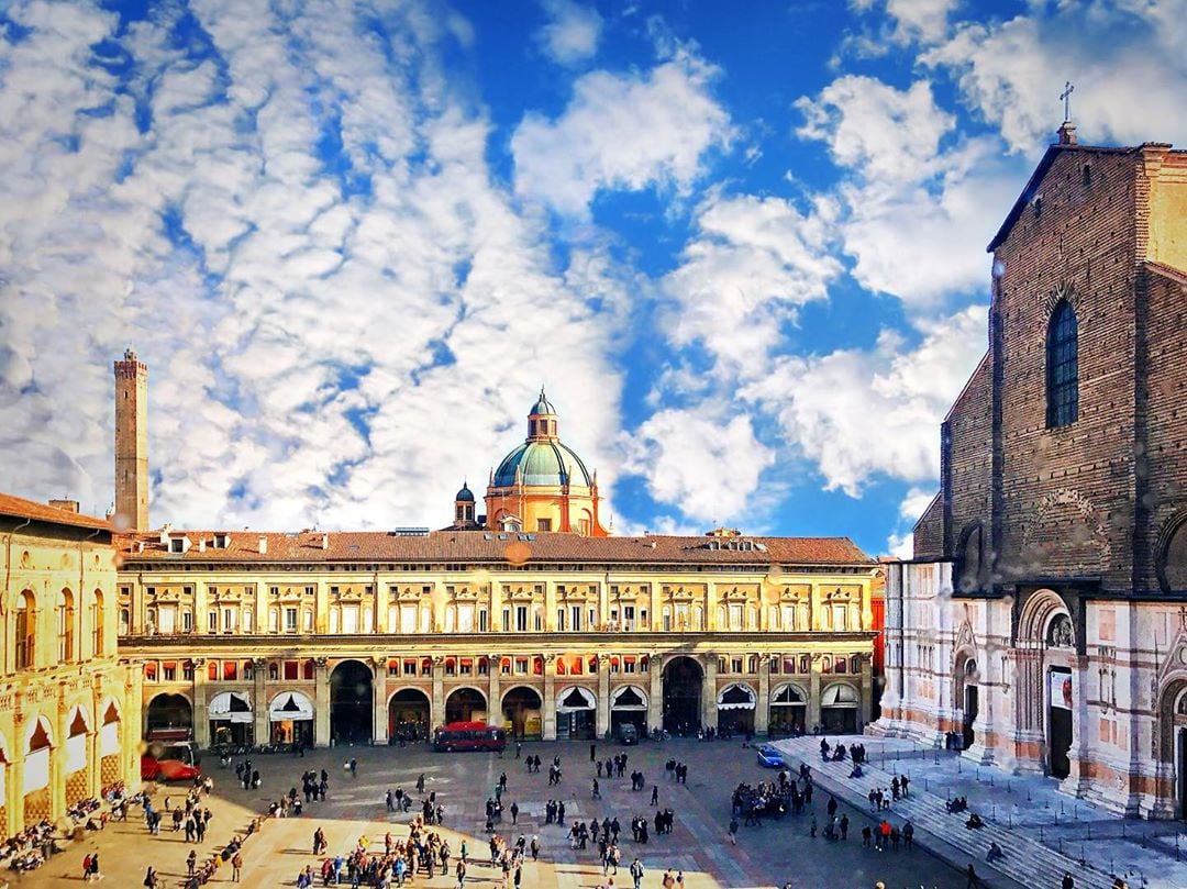 Bologna, Piazza Maggiore | Ph. @bolognacasamia