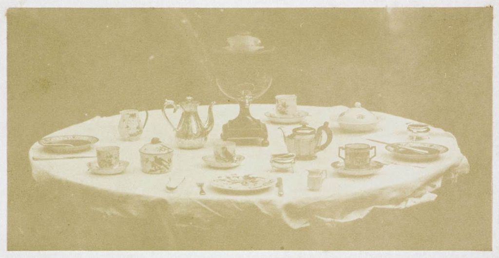William Henry Fox Talbot, Table set for tea, 1841-1842, Roma, Istituto centrale per la graﬁca