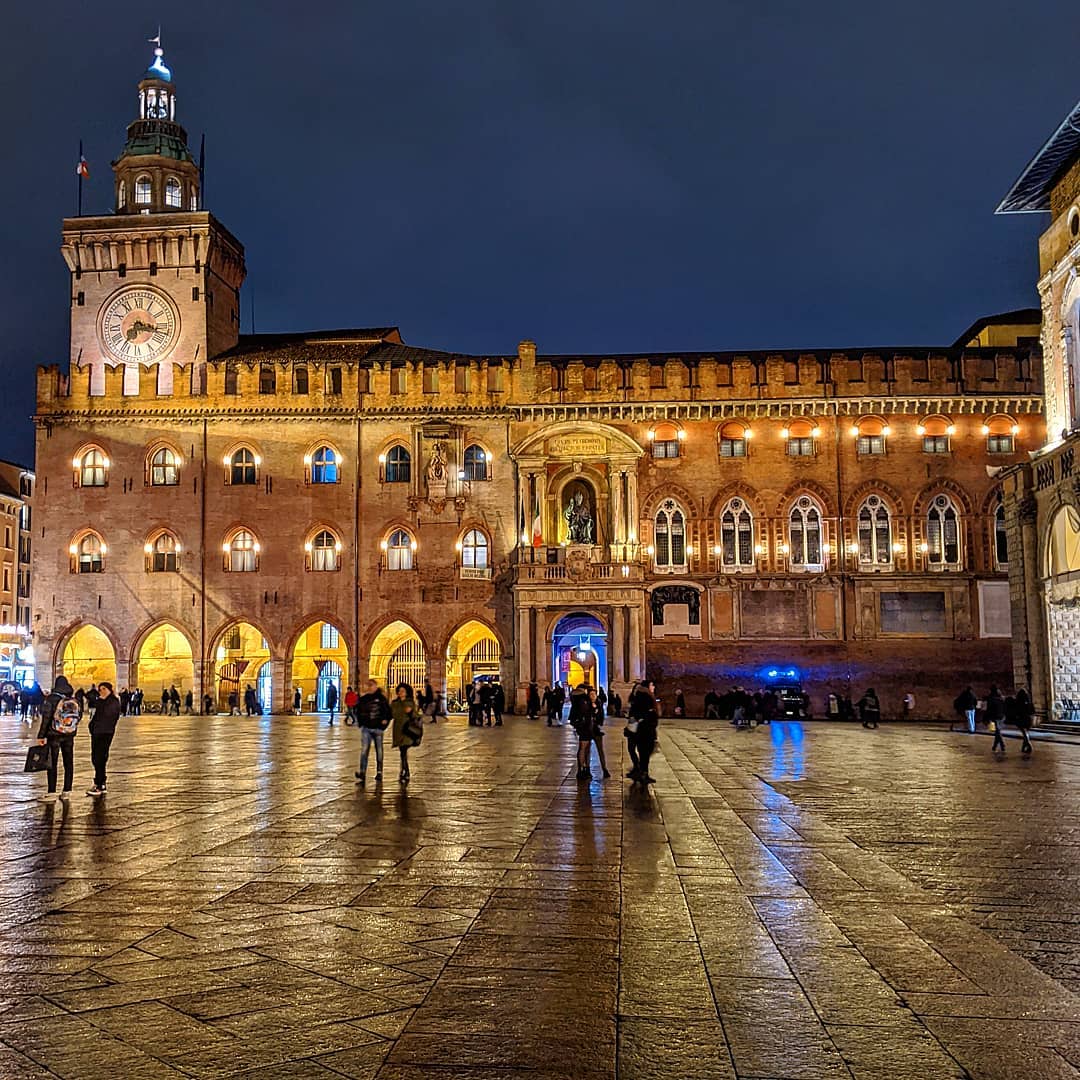 Bologna, Piazza Maggiore | Ph. @inviaggioconlollo