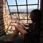 @viajocomfilhos | No alto da Torre degli Asinelli, depois de subir 498 degraus!