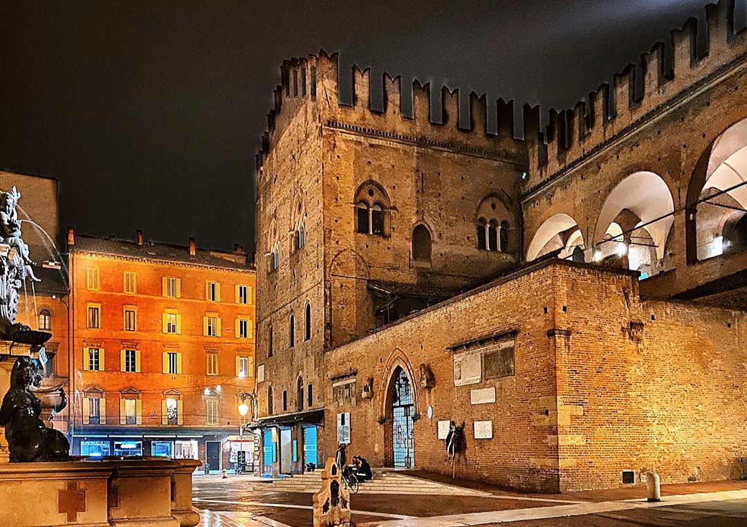 Bologna, Palazzo Re Enzo | Ph. @bolognacasamia