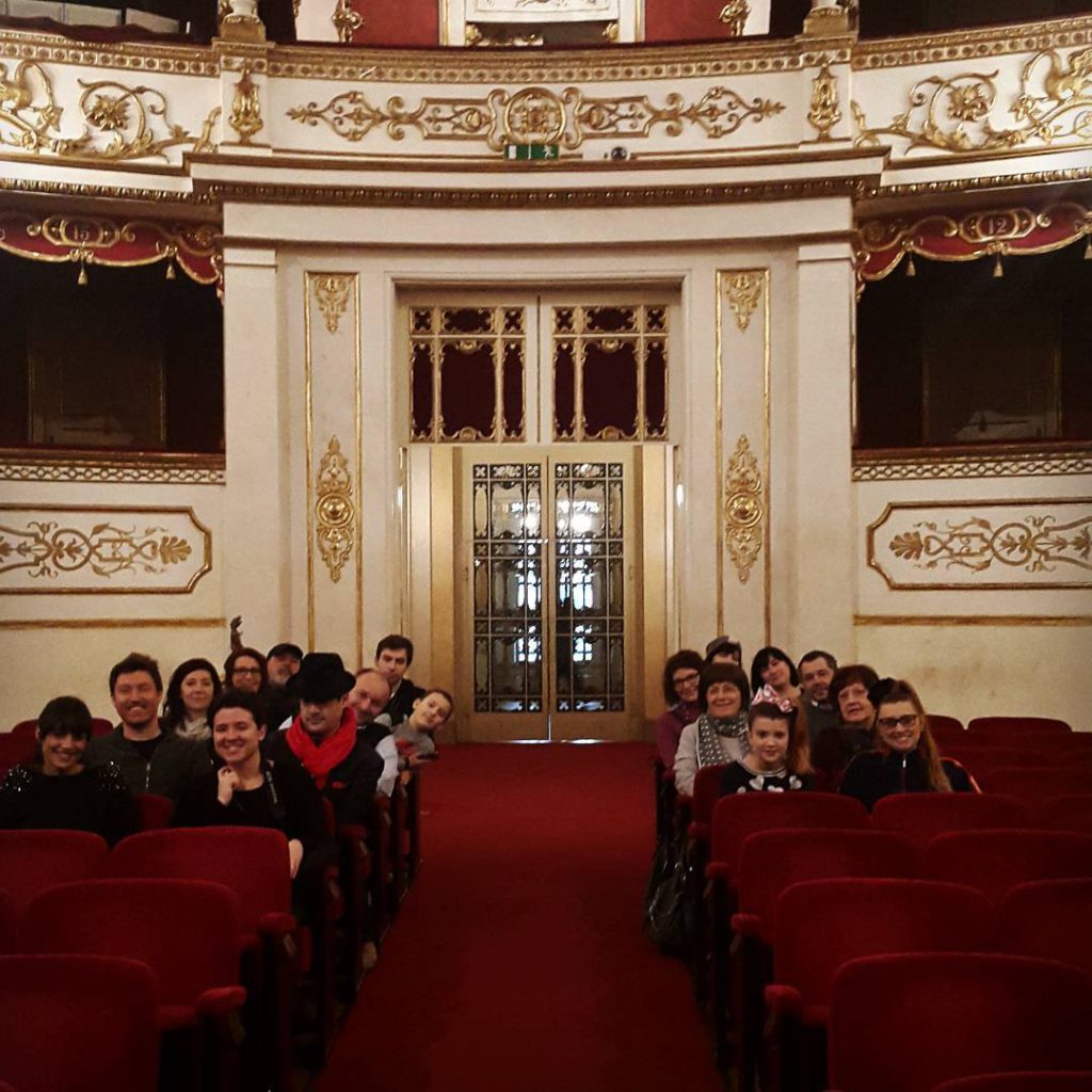 Ecco il gruppo di igers in visita al maestoso #teatrovalli per l’#EmptyTeatroER!
Foto di @igersreggioemilia