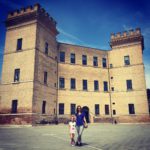 @viajocomfilhos | Hoje de manhã pegamos um trem em Bologna até Ferrara e este é o Castello Mesola