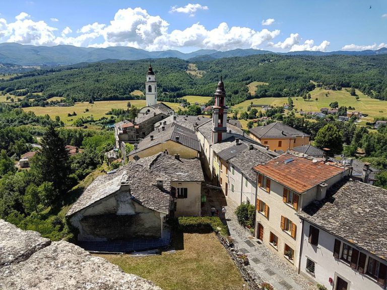 Compiano: il castello con il borgo intorno