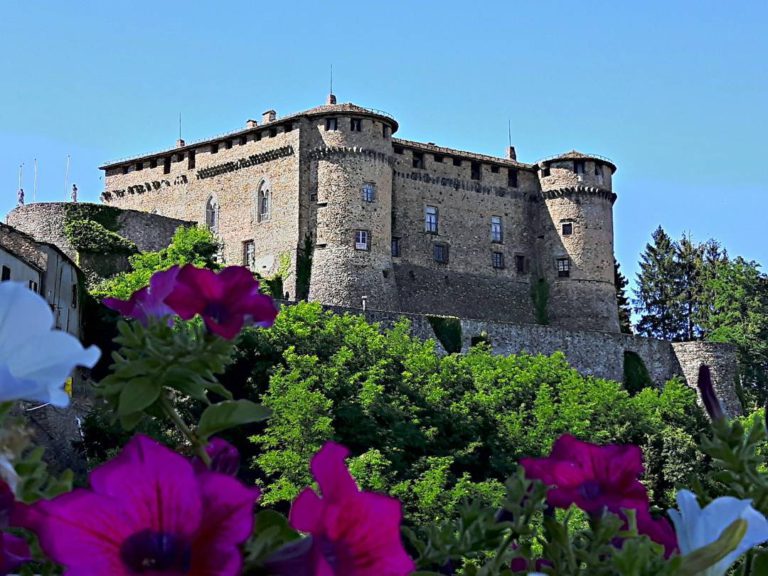 Discovering the Compiano castle and its small charming village