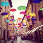 @patipapp | Ferrara. Mais uma rua de guarda chuvas!