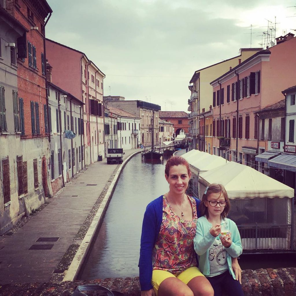 @viajocomfilhos | Comacchio é conhecida como mini Venezia e ficou famosa porque o filme “La dona donna del fiume”, com Sophia Laurent foi filmado lá