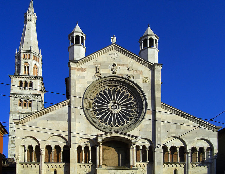 776px-Panoramica_del_Duomo_di_Modena_e_Ghirlandina