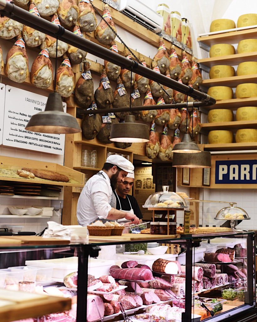 Bologna, food shop – Ph. @turntablekitchen