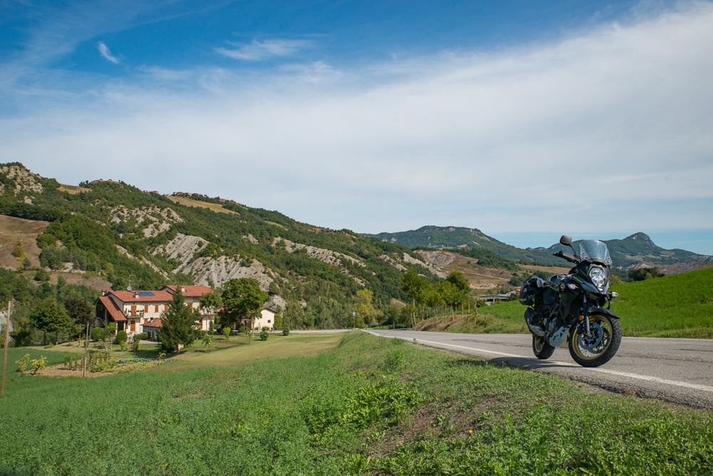 Vista sui calanchi lungo la strada per la Pieve di Toano