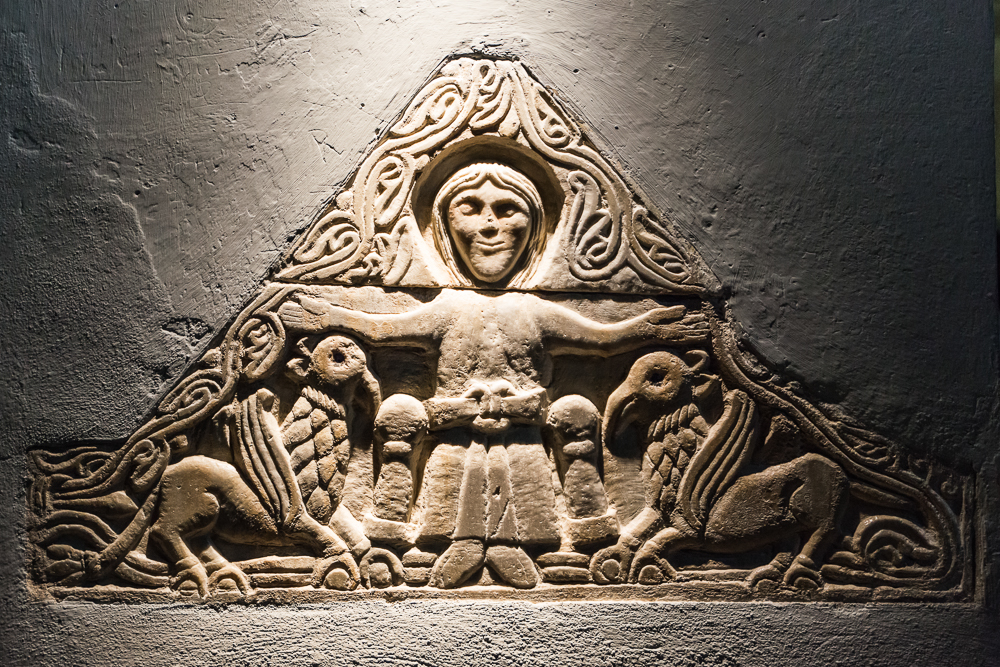 Abbazia di Frassinoro (MO), Bassorilievo riconducibile all'immagine del Volto Santo