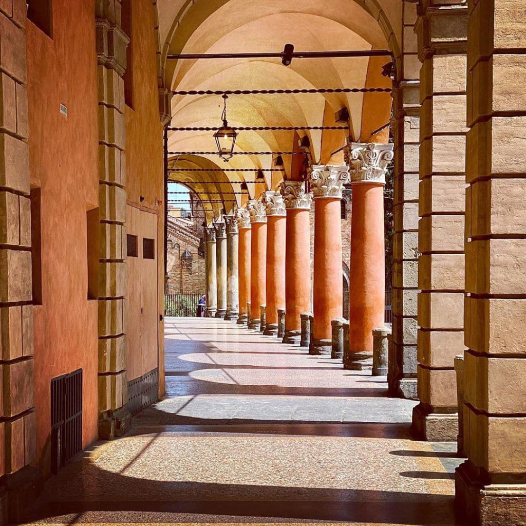 Bologna, portico di Piazza Santo Stefano
Ph. raubontheroad