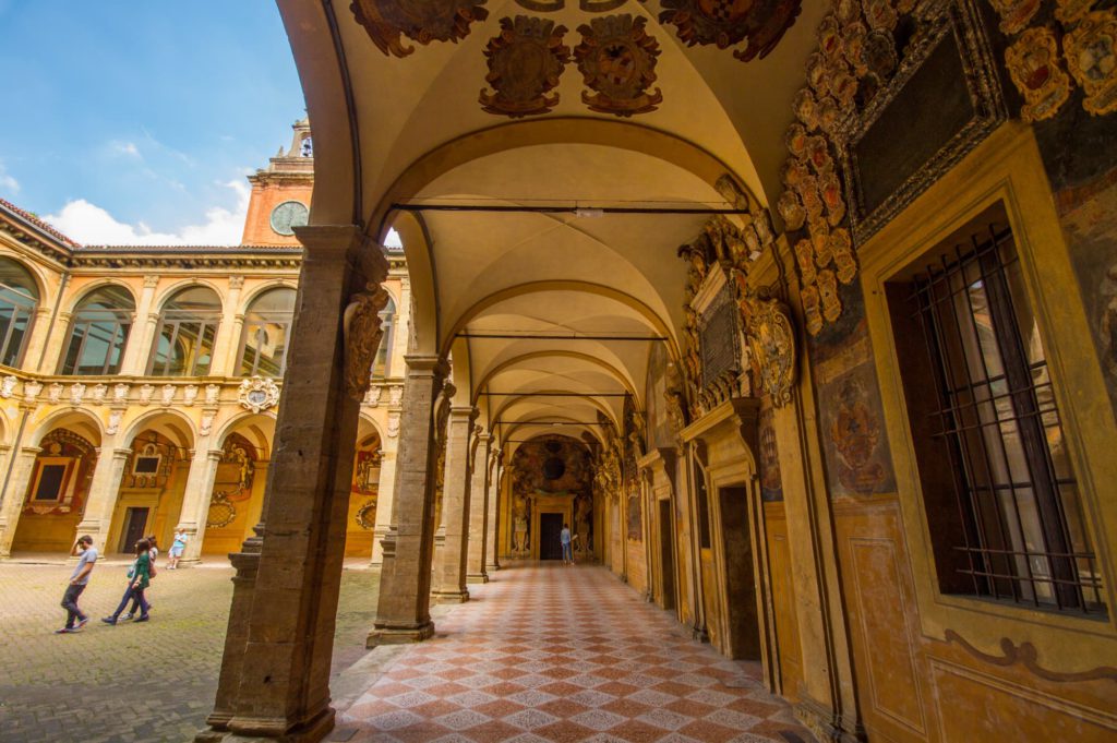 Bologna, portico e cortile dell’Archiginnasio
Archivio BolognaWelcome