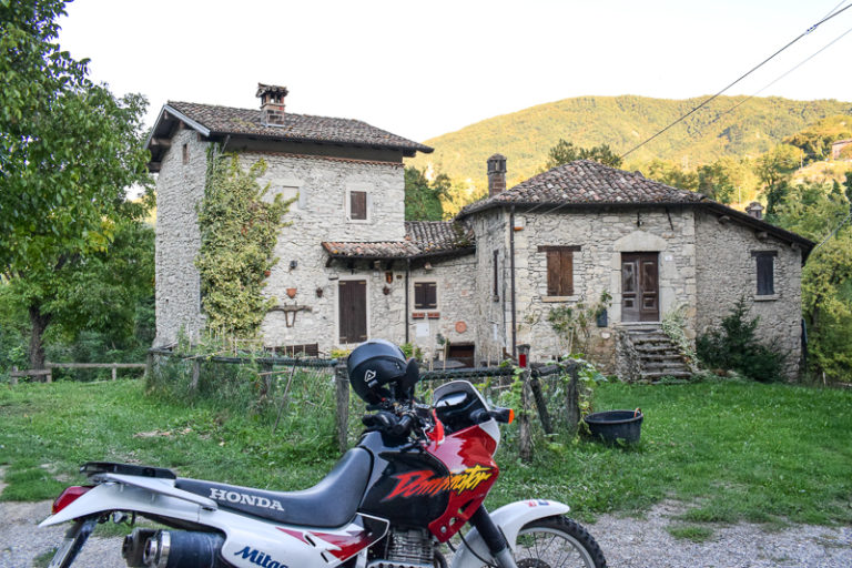 In moto in Appennino Reggiano tra case a torre e borghi rurali