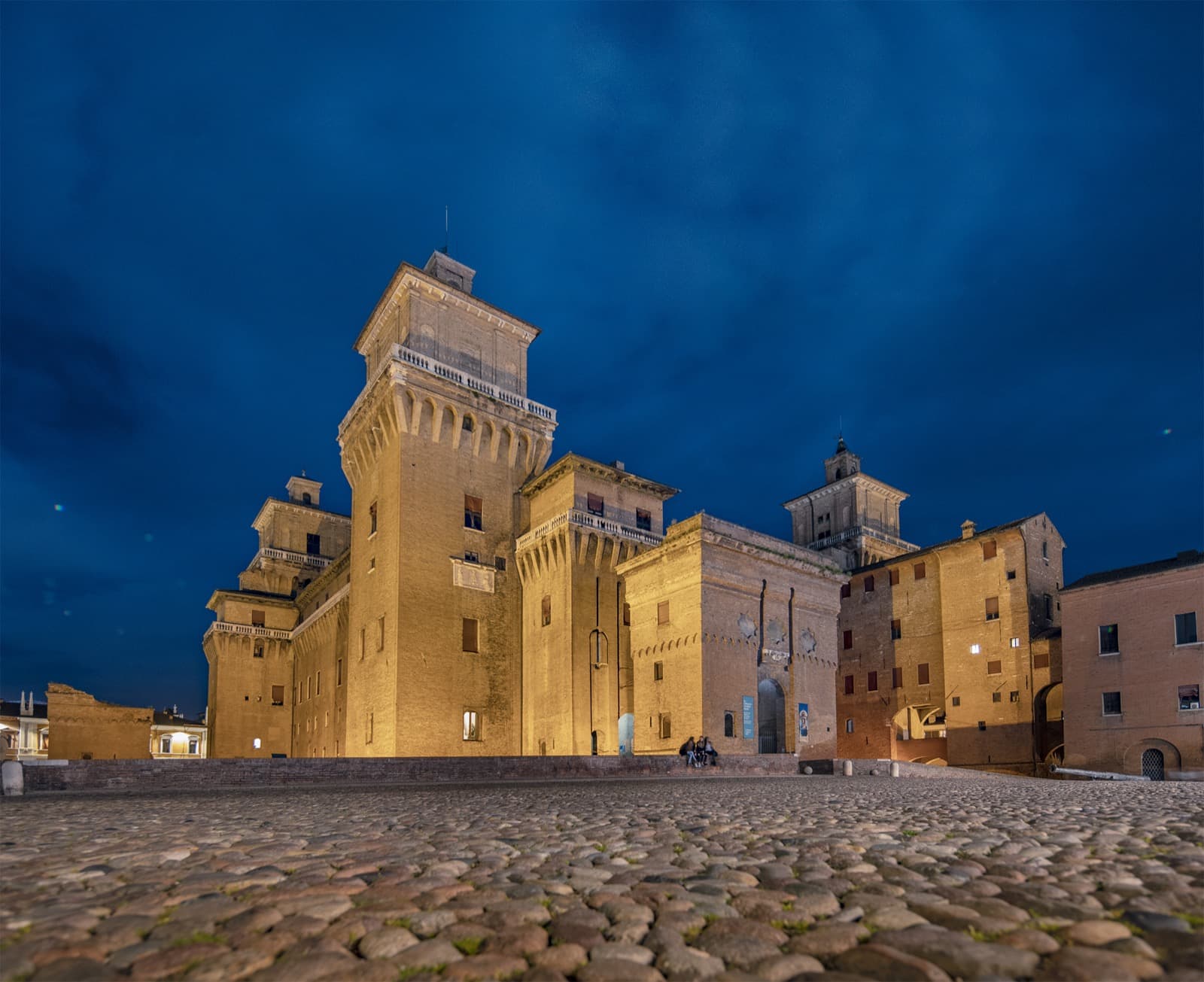 Ferrara, Castello Estense - Veduta notturna