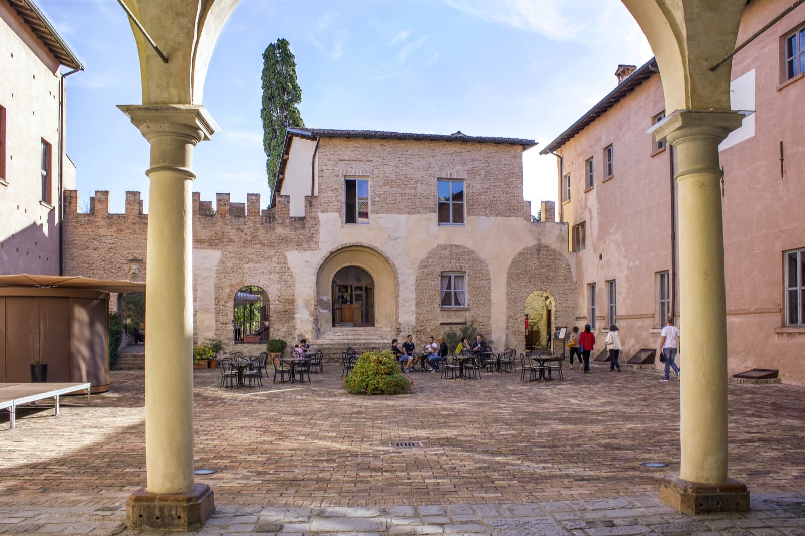 Castello di Spezzano Ph. ovikovi via Wikipedia