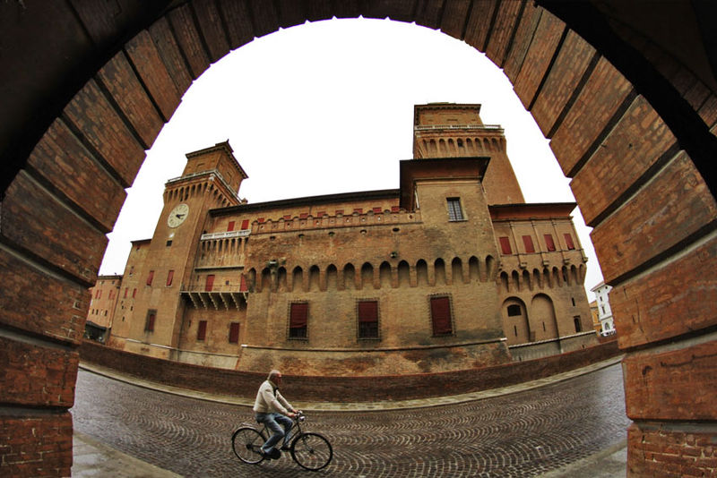 WLM 2012
Menzione speciale Fondazione Gran Paradiso –
Ferrara, Castello Estense e veduta dal Teatro Comunale, Ph. Erika Poltronieri CC-BY-SA 2.0