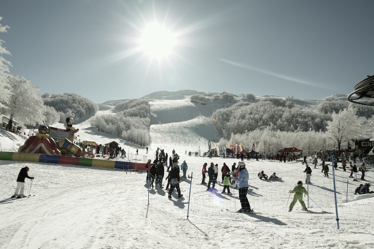 Corno alle Scale (BO), Parco giochi e scuola di sci sulle piste
