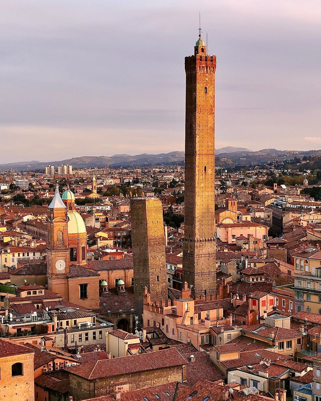 Due Torri Bologna, vista dalla Torre Prendiparte Ph. @nmcob via Instagram