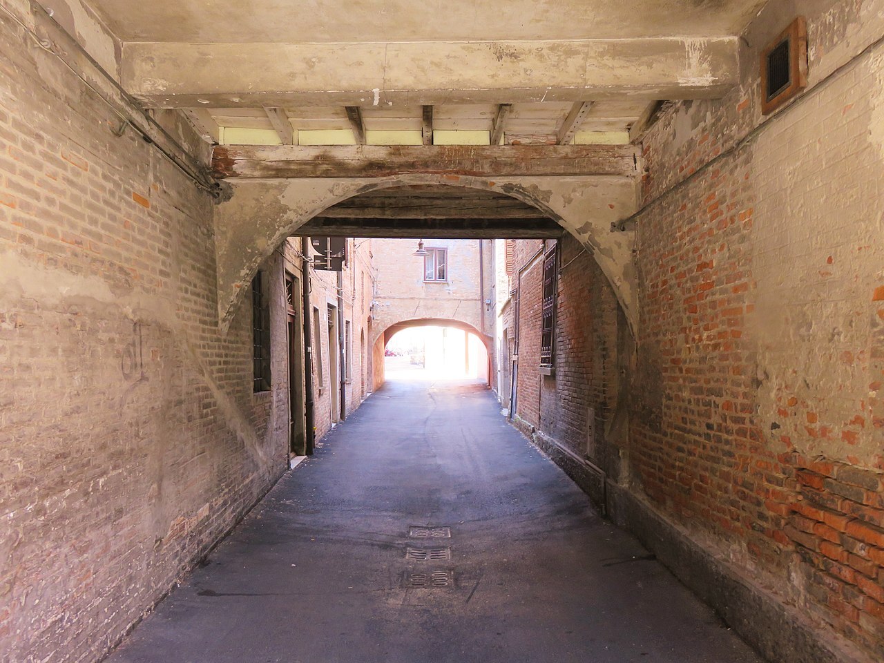 Ferrara, Vicolo del Chiozzino, ph. Lungoleno, Wikimedia Commons