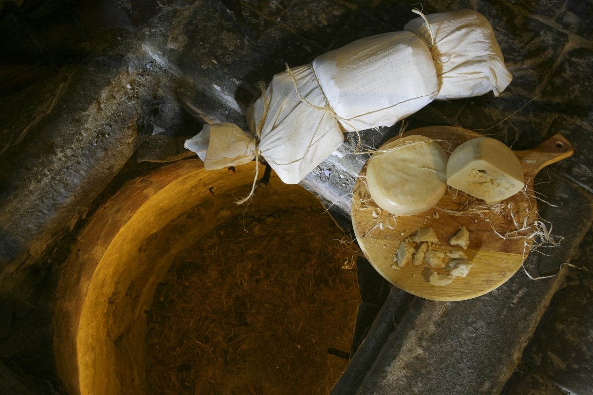 Formaggio di Fossa di Mondaino ph Paritani arch. Prov. Rimini