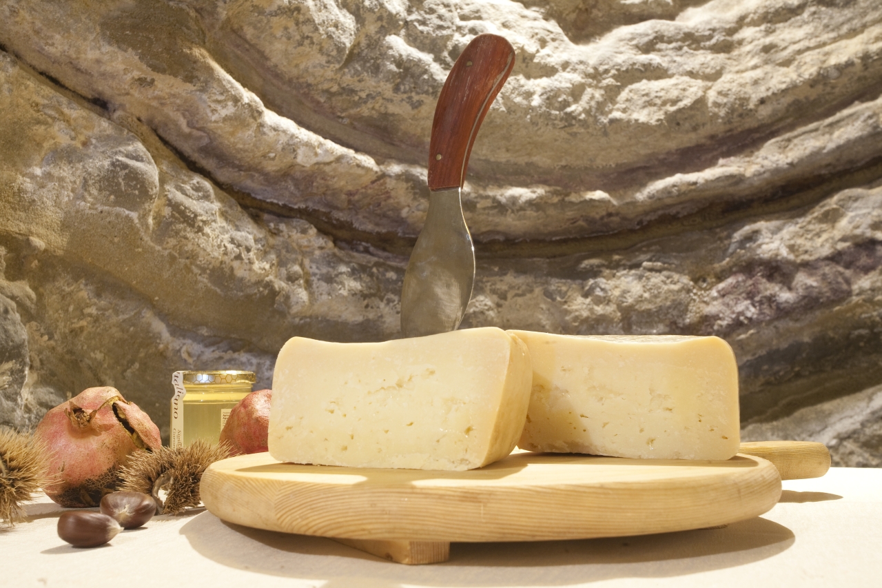 Fossa Cheese "Ambra" from Talamello  | Pic by Paritani, Photo Archive (Province di Rimini)