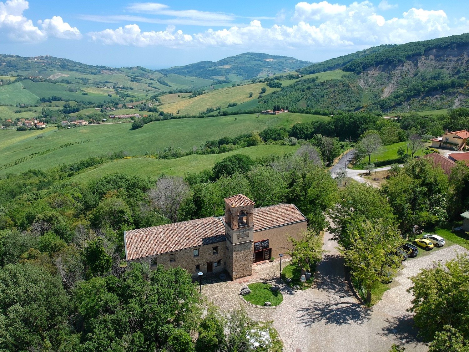 Grotte di Onferno (Gemmano, RN), pieve dall'alto Ph. Piero Gualandi