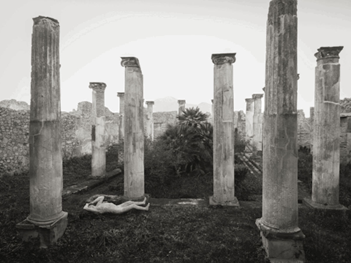 Kenro Izu, Casa di Apollo, Pompei, 2016, Stampa ai pigmenti © Kenro Izu Courtesy Fondazione Cassa di Risparmio di Modena - Fondazione Modena Arti Visive