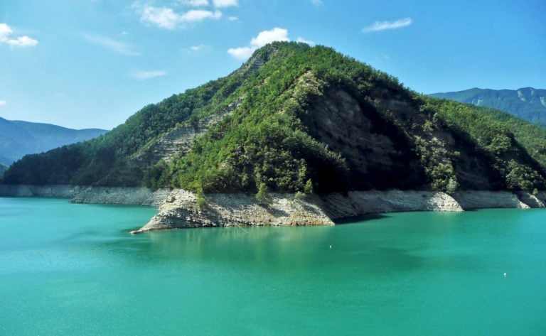 The Lake (and its dam) of Ridracoli: a paradise amidst the Casentinesi Forests