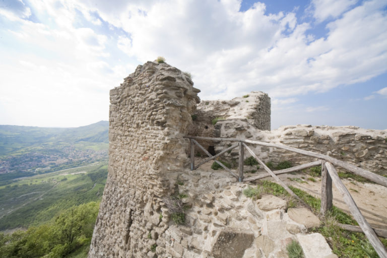 [ParlamiditER] Storia e leggende di Maioletto, la Rocca perduta