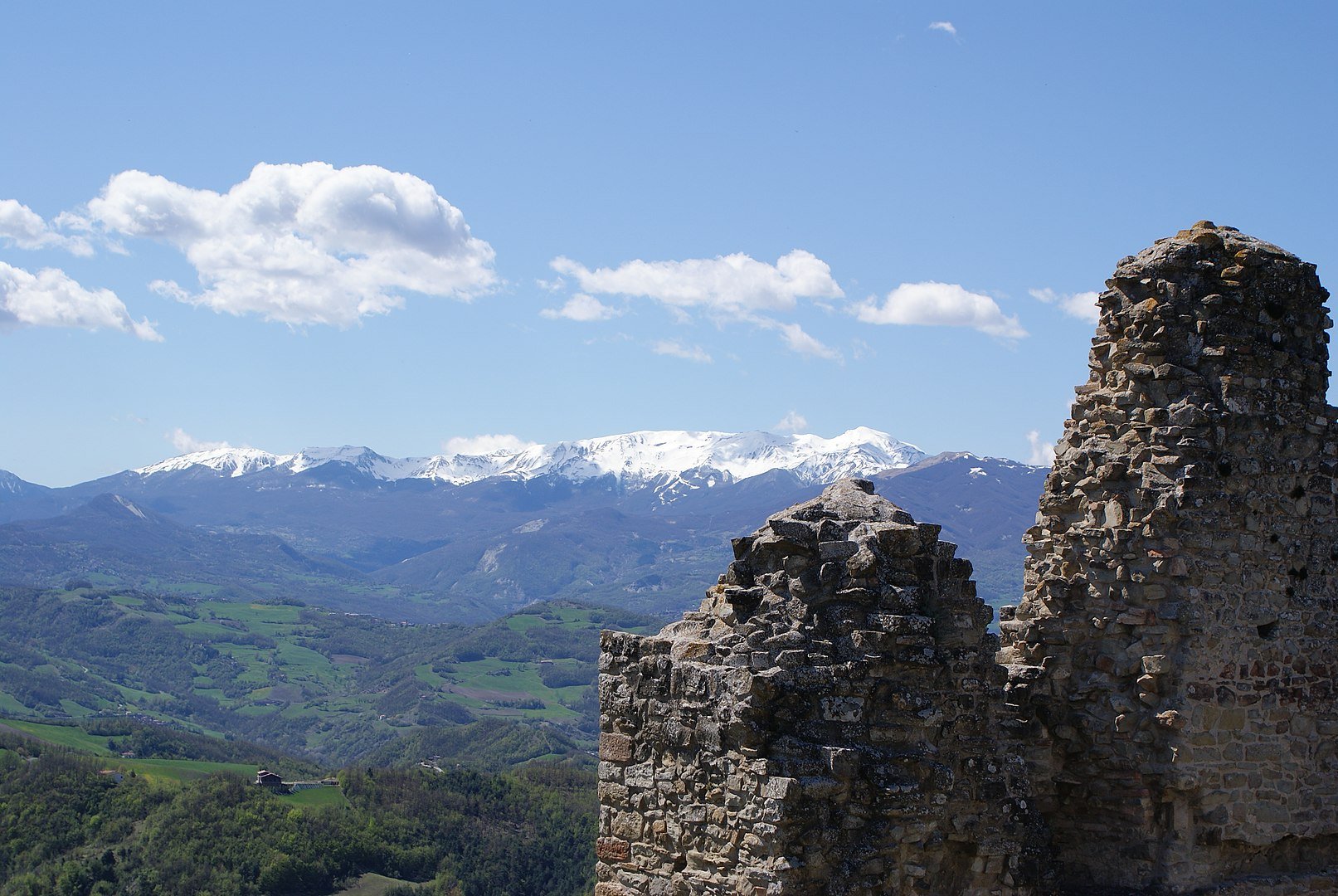 Monte Cusna visto dal Castello di Carpineti | Ph. Paolo Picciati