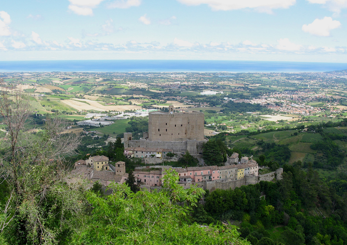 Montefiore Conca, a medieval castle with a view