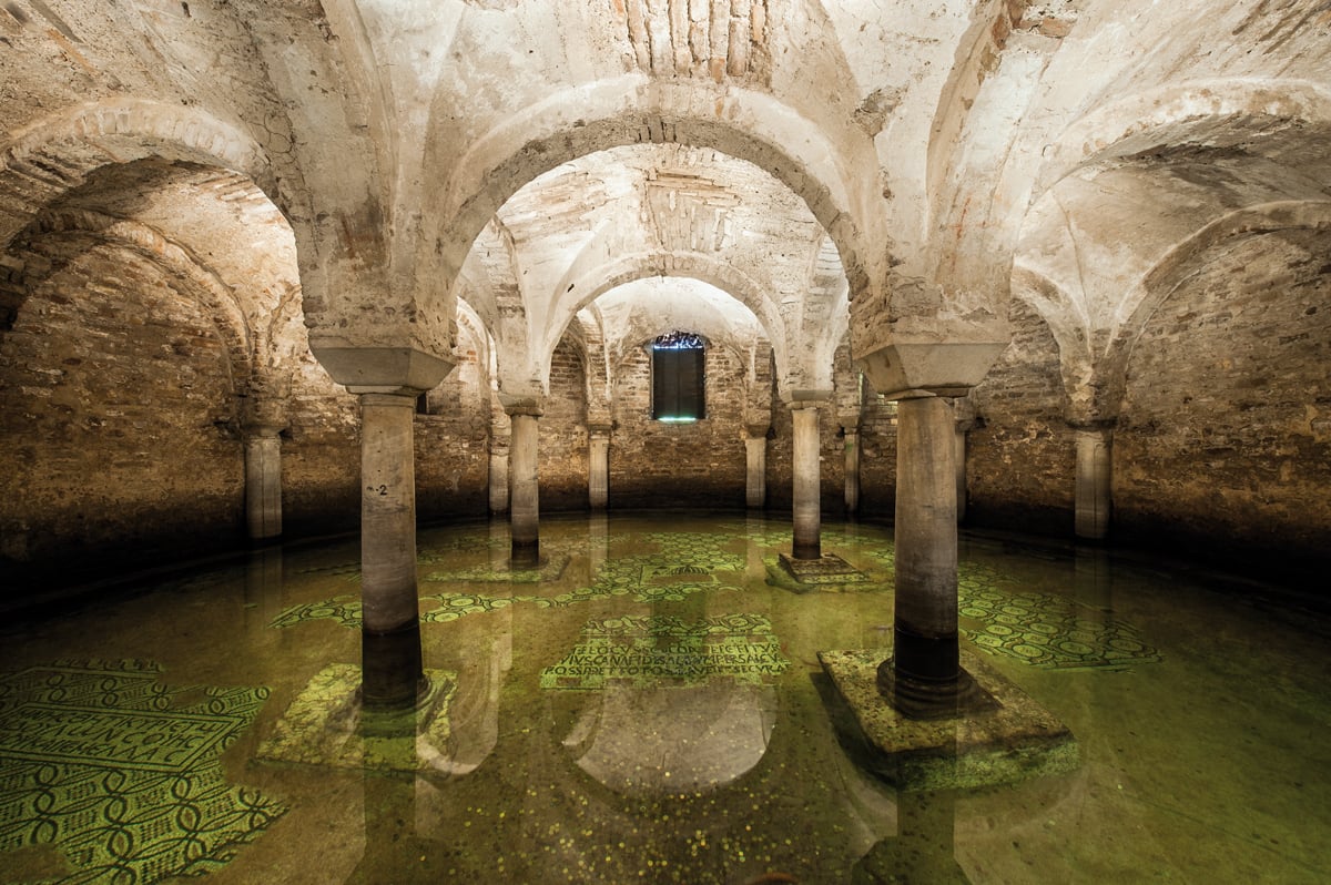 La cripta della basilica di San Francesco (Ravenna)