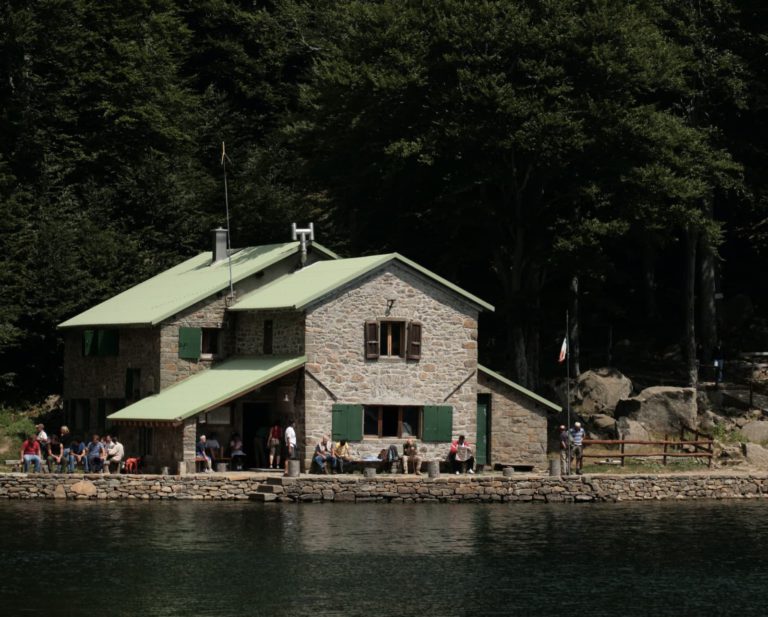 Una giornata al rifugio, tra laghi glaciali e sapori di montagna