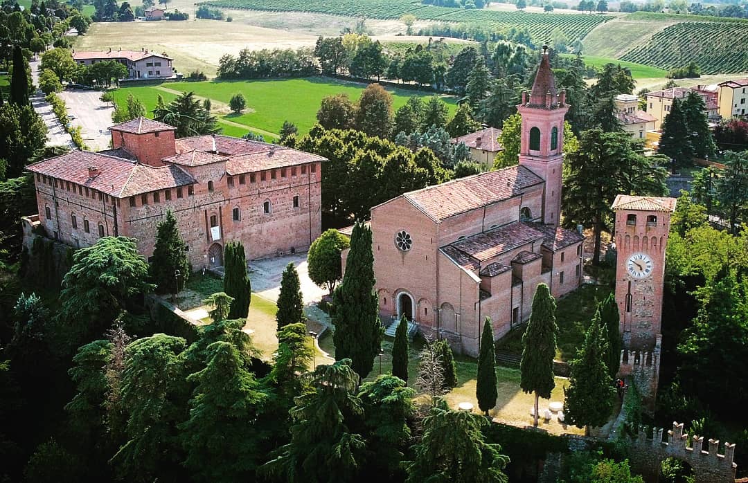 Rocca dei Bentivoglio, Bazzano, Valsamoggia (BO) Ph. @dronemilia_aerialphotos via Instagram