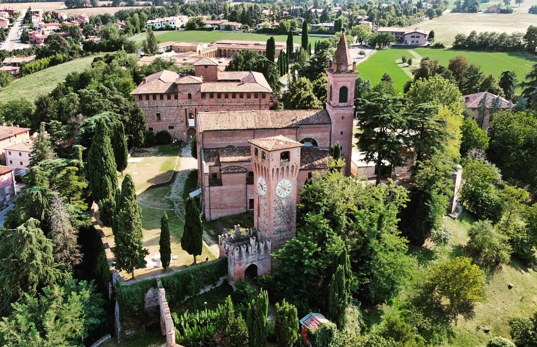 Rocca dei Bentivoglio, Bazzano, Valsamoggia (BO) Ph. @dronemilia_aerialphotos via Instagram
