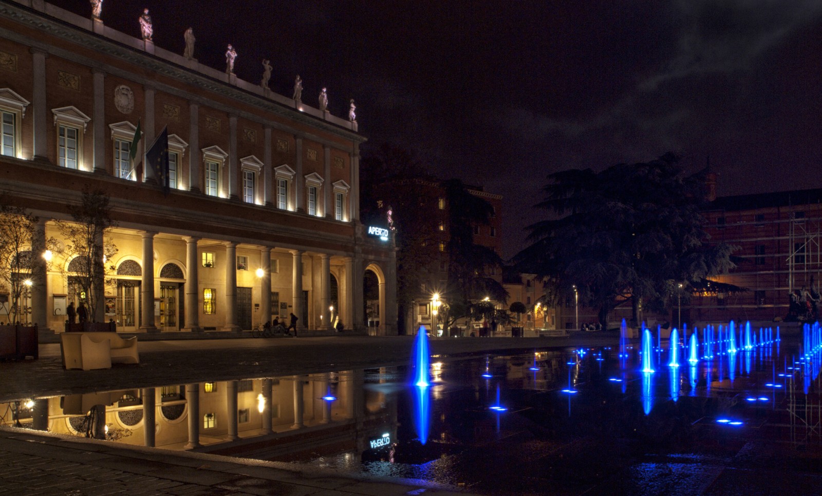 San Valentino in città - Fontana del Treatro Romolo Valli a Reggio Emilia, ph. giangattobarigazzi WLM 2014
