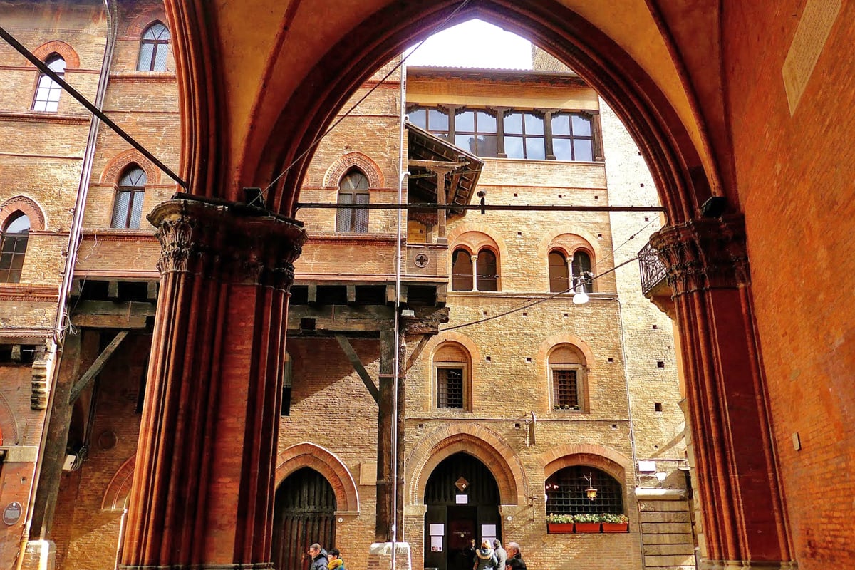 Il portico delle Case Reggiani-Seracchioli, Bologna